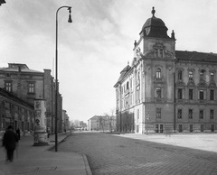 Magyarország, Győr, Révai Miklós utca a Városház (Szabadság) tértől a Jókai utca felé nézve, balra a vasútállomás., 1951, UVATERV, hirdetőoszlop, pályaudvar, vasútállomás, palota, Fortepan #79669