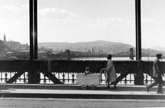 Magyarország, Budapest, a Széchenyi Lánchíd és a Vár az Erzsébet hídról fényképezve., 1938, Fortepan, híd, babakocsi, Duna, függőhíd, William Tierney Clark-terv, Kherndl Antal-terv, Czekelius Aurél-terv, Fortepan #7967