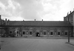 Magyarország, Győr, a vasútállomás oldalépülete a Városház (Szabadság) tér felől nézve., 1952, UVATERV, kerékpár, hirdetőoszlop, vasútállomás, Fortepan #79671