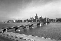 Hungary, Budapest V.,Budapest II., Bem rakpart a Kossuth híd budai hídfőjétől a Parlament felé nézve., 1955, UVATERV, architectural heritage, Kossuth-bridge, Imre Steindl-design, Neo-Gothic-style, eclectic architecture, Budapest, Fortepan #79690