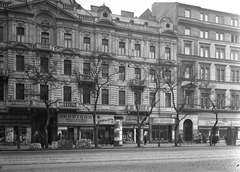 Magyarország, Budapest VII., Erzsébet (Lenin) körút, balról a 15. és 13. számú épületek., 1957, UVATERV, cégtábla, utcakép, életkép, eszpresszó, hirdetőoszlop, telefonfülke, szemetes, Édességbolt, kötöttáru, Röltex-márka, Gong eszpresszó, Budapest, Fortepan #79694