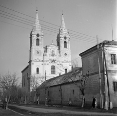 Magyarország, Zirc, Köztársaság utca a Rákóczi tér felől, Ciszterci apátság., 1958, UVATERV, templom, Fortepan #79698