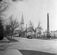 Magyarország, Győr, Baross Gábor út a Szigethy Attila út (Felszabadulás útja) kereszteződésnél, szemben a Nádorvárosi evangélikus templom., 1958, UVATERV, templom, automobil, rendszám, Sándy Gyula-terv, Fortepan #79700