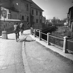 Magyarország, Miskolc, Kálvin János (Rudas László) utca és a Szinva, balra a Herman Ottó Múzeum., 1957, UVATERV, kerékpár, folyó, korlát, utcakép, Fortepan #79701