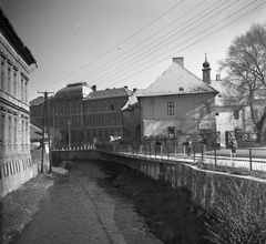 Magyarország, Miskolc, a Szinva patak az Erzsébet (Szabadság) térnél lévő hídról nézve. Előtérben a Herman Ottó Múzeum, szemben a Zrínyi Ilona leánygimnázium (egykor és ma Lévay József református gimnázium)., 1957, UVATERV, folyó, utcakép, huszártorony, Fortepan #79702