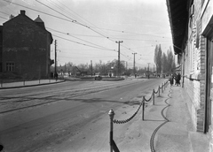 Magyarország, Miskolc,Diósgyőr, Újgyőri főtér (Marx tér) a város felől, az Andrássy (Marx Károly) utcáról nézve., 1957, UVATERV, korlát, felsővezeték, villanyoszlop, Fortepan #79705