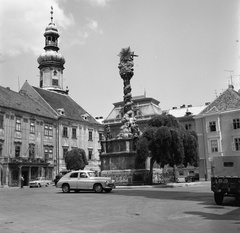 Magyarország, Sopron, Fő (Beloiannisz) tér, Szentháromság-szobor, háttérben a Tűztorony., 1967, UVATERV, Csepel-márka, dzsip, automobil, Trabant 601, GAZ 69, FSO Warszawa, Fortepan #79725