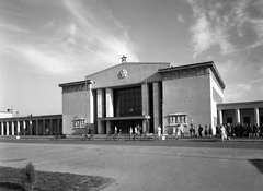 Hungary, Székesfehérvár, vasútállomás., 1956, UVATERV, socialist realism, train station, Red Star, train station, Rákosi crest, bicycle, Fortepan #79738