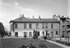 Hungary, Székesfehérvár, Országzászló (Ságvári Endre) tér, balra a Fő (Március 15.) utca., 1954, UVATERV, street view, speaker, Fortepan #79741