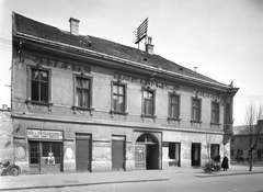 Hungary, Székesfehérvár, Fő (Március 15.) utca 13., az Országzászló (Ságvári Endre) tér sarkán., 1954, UVATERV, bicycle, motorcycle, plumber, Fortepan #79742