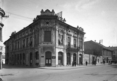 Magyarország, Székesfehérvár, Fő (Március 15.) utca, balra a Marosi Arnold utca torkolata., 1954, UVATERV, járókelő, utcakép, fodrászat, bank, Fortepan #79743