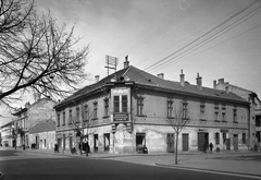 Magyarország, Székesfehérvár, Fő (Március 15.) utca, jobbra az Országzászló (Ságvári Endre) tér., 1954, UVATERV, cégtábla, járókelő, utcakép, hangszóró, bank, Fortepan #79744