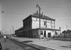 Hungary, Szolnok, vasútállomás., 1955, UVATERV, train station, train station, place-name signs, Fortepan #79748