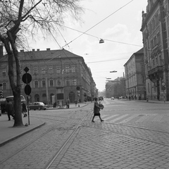 Hungary, Szeged, Kossuth Lajos sugárút - Tisza Lajos (Lenin) körút kereszteződése. Balra az Anna-kút, jobbra a MÁV székház., 1969, UVATERV, Skoda-brand, Fortepan #79757