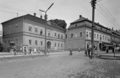 Magyarország, Kaposvár, Kossuth tér, jobbra a Fő utca. Szemben a "A Haza Kis Polgárainak" épület, tőle jobbra a Dorottya-ház., 1962, UVATERV, Fortepan #79773