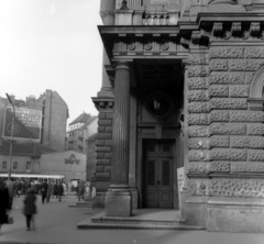 Magyarország, Budapest VIII., Blaha Lujza tér, Nemzeti Színház, háttérben az Akácfa utca torkolata., 1965, UVATERV, nemzeti színház, buszmegálló, Fellner és Helmer-terv, tűzfal, Állami Biztosító, eklektikus építészet, Budapest, RIV csapágy, Fortepan #79777