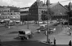 Magyarország, Budapest VI., Nyugati (Marx) tér, Nyugati pályaudvar és balra a Westend-ház., 1953, UVATERV, forgalom, autóbusz, magyar gyártmány, lovaskocsi, utcakép, városkép, villamos, MÁVAG-márka, tricikli, fogat, villamosmegálló, MÁVAG Tr5, Budapest, Gustave Eiffel-terv, Fortepan #79805