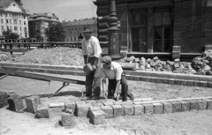 Magyarország, Budapest IX., Fővám (Dimitrov) tér., 1950, UVATERV, munkás, útépítés, kockakő, Budapest, Fortepan #79810