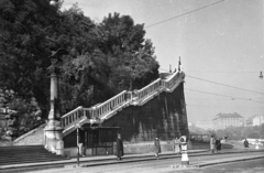 Magyarország, Budapest I., Szent Gellért rakpart, szemben a Szent Gellért lépcső, távolban a Tabánban a Bethlen-udvar., 1962, UVATERV, csibilámpa, Turul-szobor, Budapest, Fortepan #79818