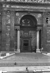 Magyarország, Budapest V., Szent István tér, a Szent István-bazilika főbejárata., 1953, UVATERV, Bazilika, Ybl Miklós-terv, Budapest, latin felirat, Fortepan #79823