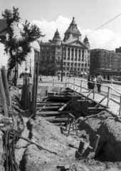 Magyarország, Budapest V.,Budapest VI., Deák Ferenc tér a Millenniumi Földalatti Vasút állomásának áthelyezésekor, szemben az Anker-ház., 1953, UVATERV, Alpár Ignác-terv, palota, metróépítés, földalatti, eklektikus építészet, Budapest, Fortepan #79828