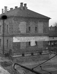 Magyarország, Budapest X., Kerepesi út - Pongrác utca sarok a vasúti felüljáróról nézve. Metróalagút építése a rendőrség Bajcsy-Zsilinszky (később Készenléti Rendőrség) laktanyája előtt., 1953, UVATERV, metróépítés, Budapest, jelmondat, politikai dekoráció, személyi kultusz, kommunizmus, Fortepan #79831