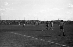 Magyarország, Budapest XI., Stoczek József (Stoczek) utca, labdarúgópálya a MAFC sporttelepén, távolban a Kelenföldi Hőerőmű kéménye és gáztartálya látható., 1949, UVATERV, Budapest, labdarúgás, Fortepan #79849