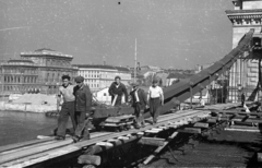 Magyarország, Budapest V., Széchenyi Lánchíd az újjáépítéskor. Balra a Magyar Tudományos Akadémia Székháza., 1949, UVATERV, munkás, neoreneszánsz, hídépítés, Magyar Tudományos Akadémia, Budapest, függőhíd, William Tierney Clark-terv, Friedrich August Stüler-terv, Fortepan #79851