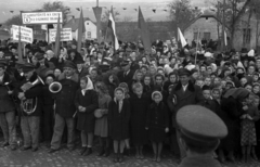 Magyarország, Ercsi, a 6-os főút Dunapenteléig tartó szakaszának avatóünnepsége., 1949, UVATERV, tömeg, gyerekek, zászló, ünnepség, hangszer, Fortepan #79868