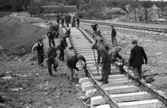 Magyarország, Uzsa, (ekkor Lesenceistvánd településrésze), vasúti szárnyvonal építése a bazalt-osztályózóműhöz., 1950, UVATERV, vasútépítés, munkás, talpfa, csákány, Fortepan #79883