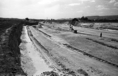 Magyarország, Budapest XXI., Csepel, építkezés a Szabadkikötőtől északra, a távolban jobbra a Budai-hegység Budaörs környéki vonulata, 1950, UVATERV, csille, kisvasút, Budapest, Fortepan #79906