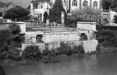 Magyarország, Győr, az 1945 márciusában felrobbantott Rába folyó feletti Kettős híd hídfője az ideiglenes fahídról nézve. Szemben a Radó-szigeten a Kioszk., 1950, UVATERV, hídroncs, Fortepan #79935