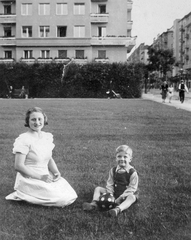 Magyarország, Budapest XIII., Szent István park, háttérben a Pozsonyi út házsora., 1940, Fortepan, Budapest, gyerek, park, ház, Fortepan #7994