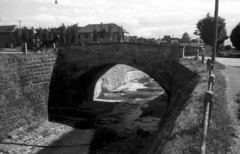 Magyarország, Gyöngyös, a Gyöngyös patak feletti híd a Vachott Sándor utcánál, háttérben a zsinagóga kupolája., 1950, UVATERV, patakmeder, kőhíd, híd, Fortepan #79940