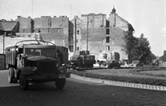 Magyarország, Budapest V., Deák Ferenc tér. Háttérben a lebontott Kemnitzer ("Két török") ház helye., 1954, UVATERV, forgalom, lovaskocsi, teherautó, utcakép, városkép, Csepel-márka, fogat, rom, tűzfal, lámpaoszlop, automobil, Csepel B-350/D-350, körforgalom, Budapest, Chevrolet-márka, Fortepan #79949