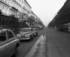 Magyarország, Budapest VI., Andrássy út (Népköztársaság útja) a Bajcsy-Zsilinszky út felől., 1959, UVATERV, autóbusz, taxi, Ikarus 620/630, Moszkvics 407, Budapest, FSO Warszawa, Fortepan #79964