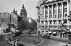 Magyarország, Budapest V.,Budapest VI., Deák Ferenc tér, szemben a Bajcsy-Zsilinszky út, háttérben a Szent István-bazilika., 1954, UVATERV, templom, teherautó, utcakép, villamos, Bazilika, Ybl Miklós-terv, rom, tűzfal, lámpaoszlop, üzletportál, automobil, körforgalom, Budapest, Fortepan #79969