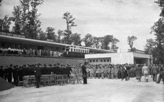 Magyarország, Hűvösvölgy, Budapest II., a Gyermekvasút (Úttörővasút) végállomása. Ünnepség a teljes vonal átadása alkalmából., 1950, UVATERV, Gyermekvasút, MÁV ABmot motorkocsi, Budapest, ünnepség, vasutas, egyenruha, tömeg, Fortepan #79976