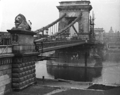 Magyarország, Budapest V.,Budapest I., az újjáépített Széchenyi Lánchíd terhelési próbája., 1949, UVATERV, Duna, kőoroszlán, terheléspróba, Budapest, függőhíd, Rákosi-címer, William Tierney Clark-terv, Fortepan #79983