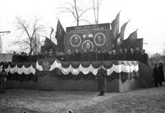 Magyarország, Nyíregyháza, Állomás tér, az újjáépített vasútállomás avató ünnepsége., 1951, UVATERV, Lenin-ábrázolás, tribün, címer, katona, Rákosi Mátyás-ábrázolás, Sztálin ábrázolás, díszőrség, Rákosi-címer, Fortepan #79991