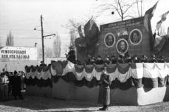 Magyarország, Nyíregyháza, Állomás tér, az újjáépített vasútállomás avató ünnepsége., 1951, UVATERV, zászló, Lenin-ábrázolás, tribün, címer, katona, Rákosi Mátyás-ábrázolás, Sztálin ábrázolás, díszőrség, Rákosi-címer, Fortepan #79993