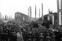 Hungary, Komarno, az újjáépített vasúti híd avató ünnepsége., 1954, UVATERV, flag, inauguration, railway bridge, wind band, national emblem, bilingual sign, opening ceremony, Gerő Szikszay-design, border, Fortepan #79996