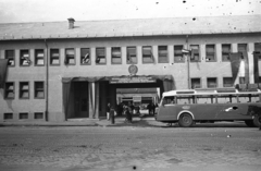 Magyarország, Miskolc, Zsolcai kapu 9-11., XVI. számú Autójavító Vállalat., 1952, UVATERV, autóbusz, francia gyártmány, MÁVAUT-szervezet, jelmondat, Chausson-márka, Rákosi-címer, Fortepan #80034