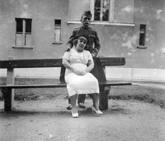 Hungary, Óbuda, Budapest III., Raktár utcai városi házak előkertje., 1942, Fortepan, man and woman, bench, Budapest, Fortepan #8006