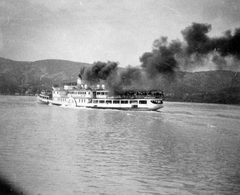 Magyarország, a Duna Kisoroszi közelében, a Deák Ferencz lapátkerekes gőzhajó mögött a Börzsöny., 1958, Fortepan, hajó, füst, gőzhajó, Duna, lapátkerekes hajó, hajókémény, Dunagyöngye/Deák Ferencz hajó, Fortepan #8008