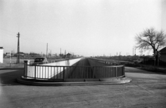 Magyarország, Budapest XVIII., Gyömrői út / Ferihegyi repülőtérre vezető út az Igló utcánál, jobbra Szemeretelep vasútállomás., 1960, UVATERV, Moszkvics 407, Budapest, Fortepan #80087