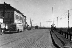 Magyarország, Budapest XX., Helsinki (Dózsa György) út a Csepeli átjáró felől a Nagysándor József utca felé nézve., 1960, UVATERV, autóbusz, utcakép, hirdetőoszlop, buszmegálló, kockakő, Ikarus 60, MÁVAG Tr5, Budapest, Fortepan #80092