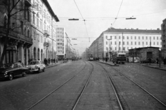 Magyarország, Budapest VIII.,Budapest IX., Üllői út az Iparművészeti Múzeumtól nézve, szemben a Nagykörút kereszteződése, jobbra a Kilián laktanya., 1960, UVATERV, autóbusz, járókelő, utcakép, életkép, villamos, telefonfülke, csibilámpa, kézikocsi, villamosmegálló, Moszkvics 407, Wartburg 311/312, Budapest, Fortepan #80107