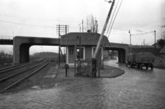 Magyarország, Budapest XXII., vasúti átjáró a Fehérvári (Szabadság) úttól a Kővirág sor / Leányka utca felé. Háttérben a HÉV felüljárója., 1960, UVATERV, Budapest, Fortepan #80111