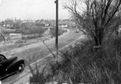 Magyarország, Budapest XI., a Balatoni út bevezető szakasza a Kőérberki dülőnél, a Hosszúréti-patak és a HÉV (később 41-es villamos) feletti híd és Péter-hegy felé nézve., 1960, UVATERV, Budapest, Fortepan #80127